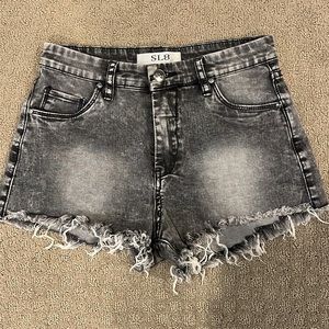 SL8 from Bloomingdale’s distressed grey denim shorts size 26